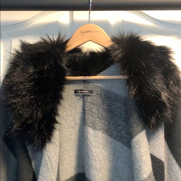 Le Chateau Fur Poncho - Picture 2 of 2